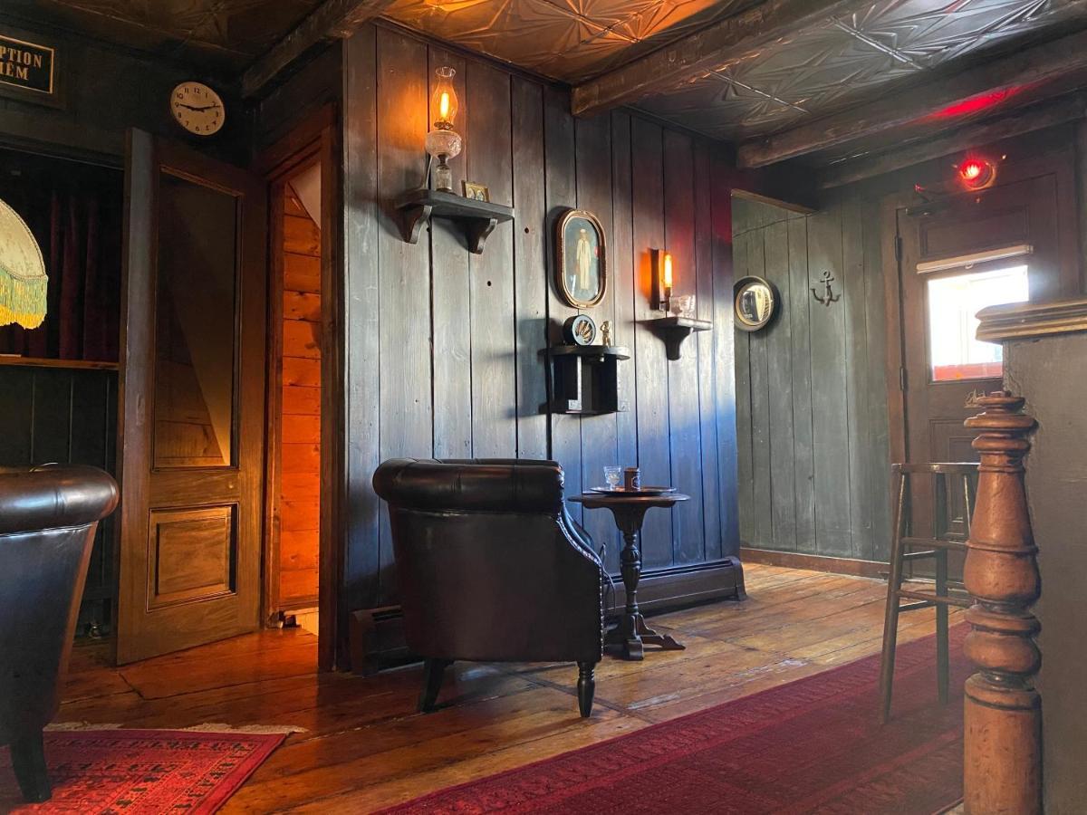 Crew'S Quarters Boarding House - Caters To Men Otel Provincetown Dış mekan fotoğraf